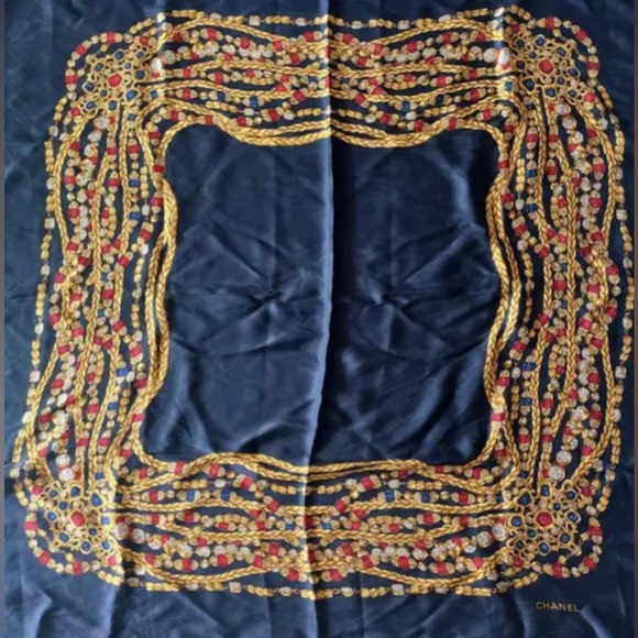 CHANEL Silk scarf
Very good condition
Navy, Silk - Picture 7 of 9